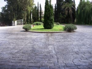 Circular driveway with central greenery