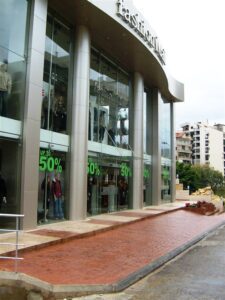 Retail outlet offering discounts