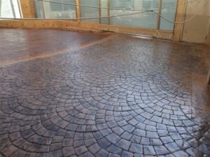Stamped concrete floor with circular patterns