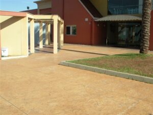 Building entrance with covered walkway